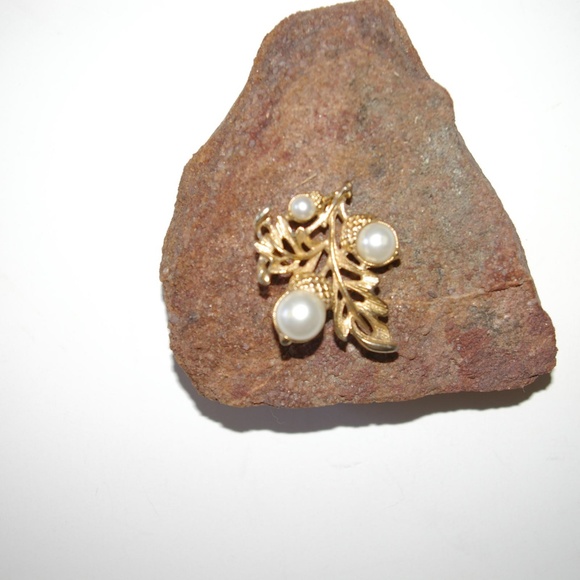 Vintage Avon Acorn Pendant Necklace Brooch - Picture 5 of 5